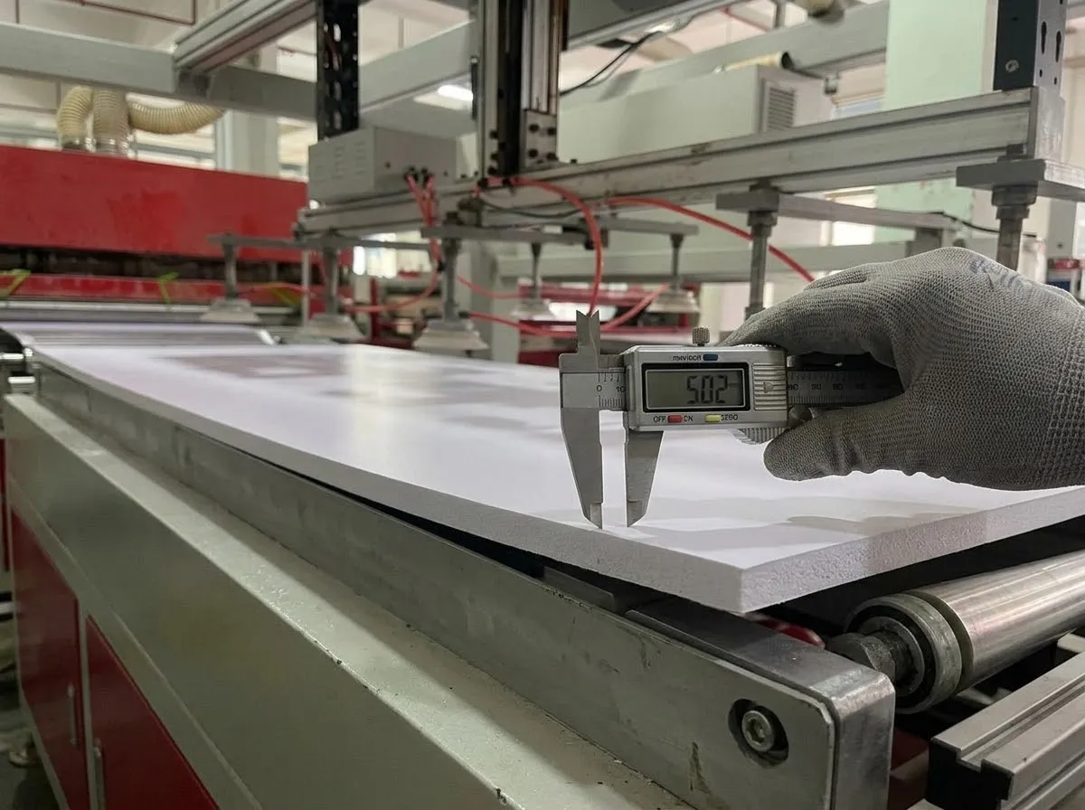 Đo độ dày tấm Fomex bằng thước kẹp điện tử trên dây chuyền